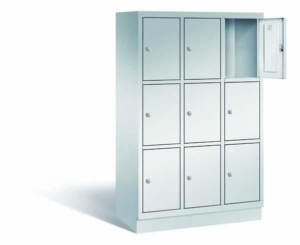 Ein lichtgrauer Fächerschrank mit drei Abteilen, neun Türen und neun Fächern, ideal zur Aufbewahrung von Gegenständen. Die obere rechte Tür ist geöffnet, während der Schrank vor einem weißen Hintergrund steht.