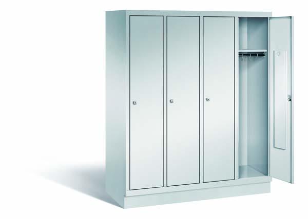 Lichtgrauer Fächerschrank mit vier Abteilen, vier Türen und vier Fächern. Darunter integrierte Kleiderstangen mit Kleiderhaken für praktische Aufbewahrung. Ideal zur Lagerung von Kleidung und anderen Gegenständen. Steht vor einem weißen Hintergrund.