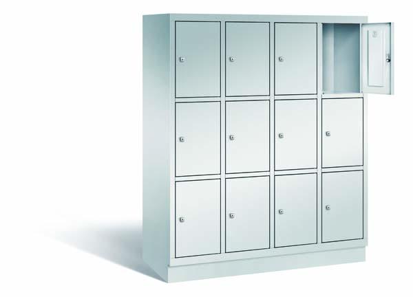 Ein lichtgrauer Fächerschrank mit vier Abteilen, zwölf Türen und zwölf Fächern, ideal zur Aufbewahrung von Gegenständen. Die obere rechte Tür ist geöffnet, während der Schrank vor einem weißen Hintergrund steht.