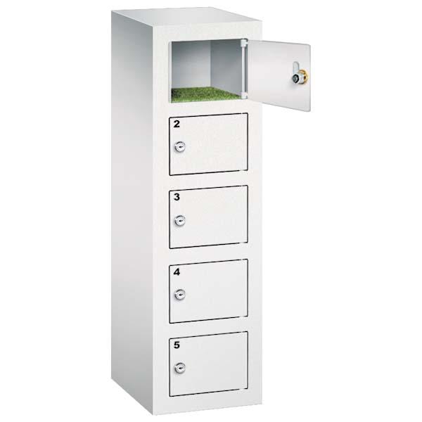 Lichtgrauer Handyfächerschrank mit 5 Fächern mit Zylinderschloss und Nummerierung, wovon das oberste Fach geöffnet ist. Der Schrank steht vor einem weißem Hintergrund.