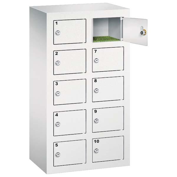 Lichtgrauer Handyfächerschrank mit 10 Fächern mit Zylinderschloss und Nummerierung, wovon das oberste Fach geöffnet ist. Der Schrank steht vor einem weißem Hintergrund.