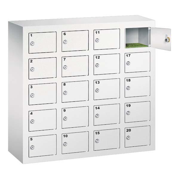 Lichtgrauer Handyfächerschrank mit 20 Fächern mit Zylinderschloss und Nummerierung, wovon das oberste Fach geöffnet ist. Der Schrank steht vor einem weißem Hintergrund.