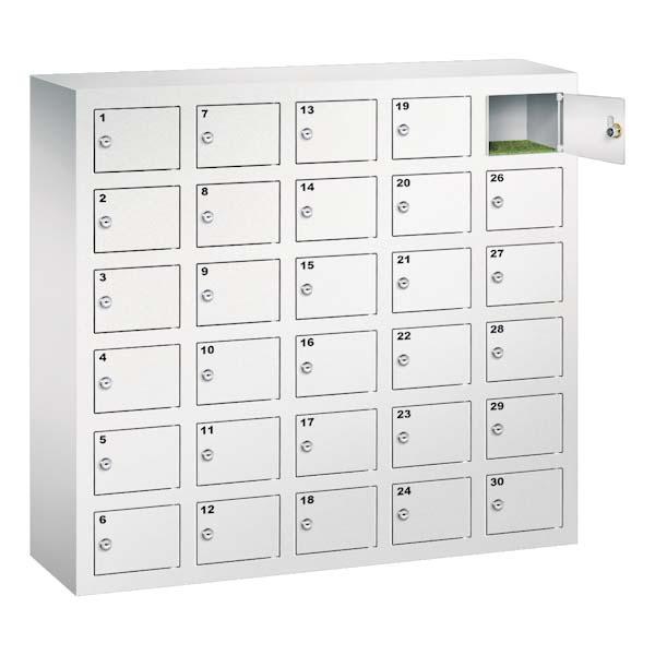 Lichtgrauer Handyfächerschrank mit 30 Fächern mit Zylinderschloss und Nummerierung, wovon das oberste Fach geöffnet ist. Der Schrank steht vor einem weißem Hintergrund.