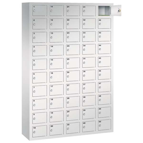 Lichtgrauer Handyfächerschrank mit 50 Fächern mit Zylinderschloss und Nummerierung, wovon das oberste Fach geöffnet ist. Der Schrank steht vor einem weißem Hintergrund.