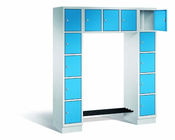 Lichtgrauer Garderobenschrank mit 13 Fächern und lichtblauen Türen (5 rechts, 5 links & 3 mittig oben). Zusätzlich ein Schuhrost unten mittig. Das Produkt steht vor einem weißen Hintergrund.
