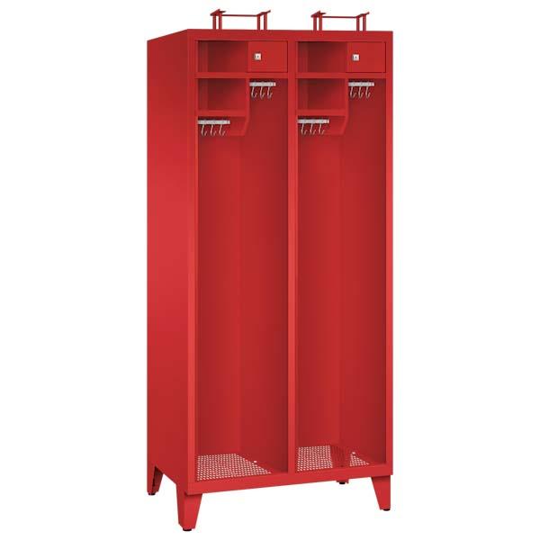 Ein feuerroter Feuerwehrschrank mit zwei Abteilen, zwei Helmständern, vier Ablagefächern, zwei abschließbaren Wertfächern und vier Metallkleiderstangen mit Schiebehaken – präsentiert vor einem weißen Hintergrund.