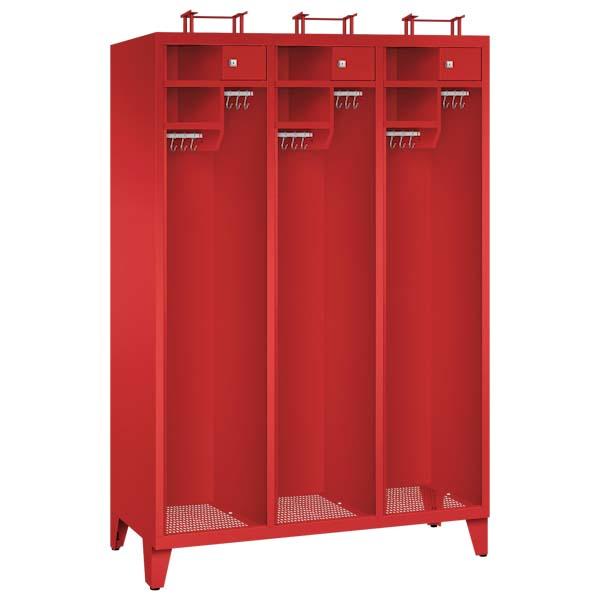 Ein feuerroter Feuerwehrschrank mit drei Abteilen, drei Helmständern, sechs Ablagefächern, drei abschließbaren Wertfächern und sechs Metallkleiderstangen mit Schiebehaken – präsentiert vor einem weißen Hintergrund.