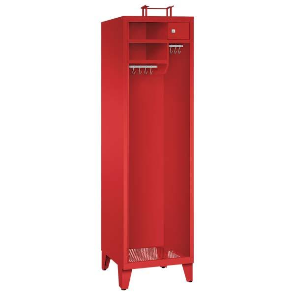 Ein feuerroter Feuerwehrschrank mit einem Abteil, einem Helmständer und zwei Ablagefächern. Zusätzlich ein Wertfach mit Zylinderschloss und zwei Metallkleiderstangen mit Schiebehaken. Das Produkt steht vor einem weißen Hintergrund.