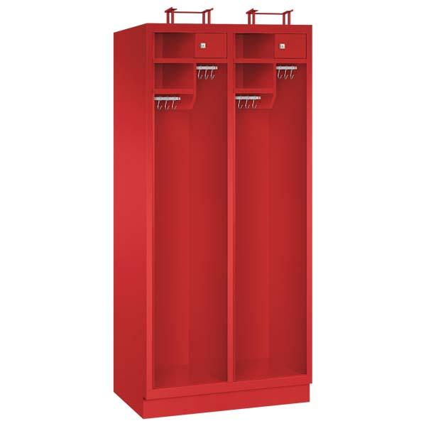 Ein feuerroter Feuerwehrschrank mit zwei Abteilen, zwei Helmständern, vier Ablagefächern, zwei abschließbaren Wertfächern und vier Metallkleiderstangen mit Schiebehaken – präsentiert vor einem weißen Hintergrund.
