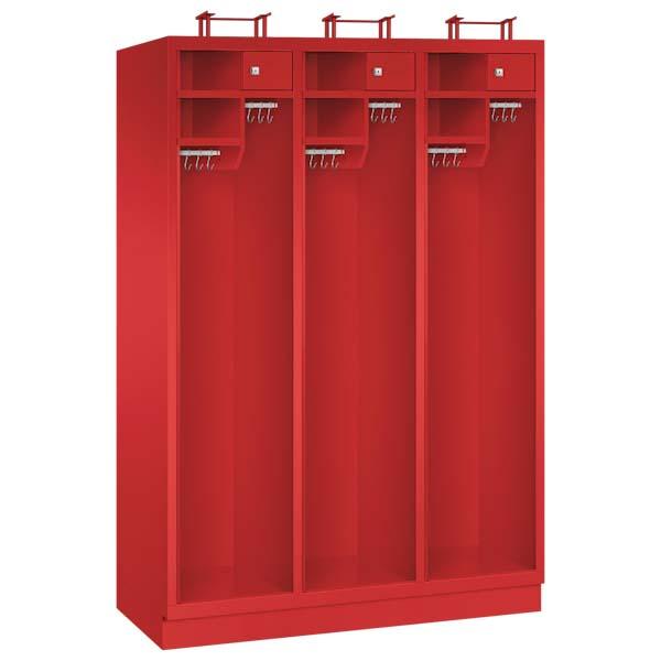 Ein feuerroter Feuerwehrschrank mit drei Abteilen, drei Helmständern, sechs Ablagefächern, drei abschließbaren Wertfächern und sechs Metallkleiderstangen mit Schiebehaken – präsentiert vor einem weißen Hintergrund.