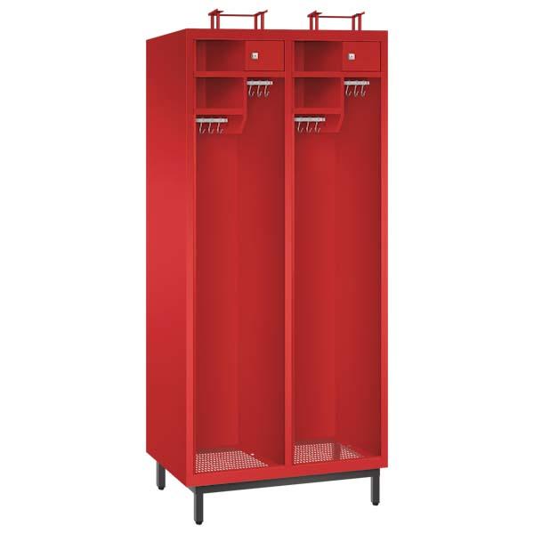 Ein feuerroter Feuerwehrschrank mit zwei Abteilen, zwei Helmständern, vier Ablagefächern, zwei abschließbaren Wertfächern und vier Metallkleiderstangen mit Schiebehaken – präsentiert vor einem weißen Hintergrund.
