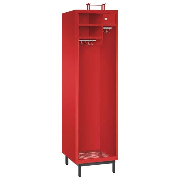 Ein feuerroter Feuerwehrschrank mit einem Abteil, einem Helmständer und zwei Ablagefächern. Zusätzlich ein Wertfach mit Zylinderschloss und zwei Metallkleiderstangen mit Schiebehaken. Das Produkt steht vor einem weißen Hintergrund.