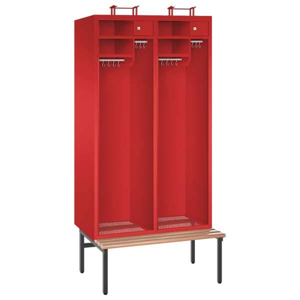 Ein feuerroter Feuerwehrschrank mit zwei Abteilen, einer Sitzbank, zwei Helmständern, vier Ablagefächern, zwei abschließbaren Wertfächern und vier Metallkleiderstangen mit Schiebehaken – präsentiert vor einem weißen Hintergrund.