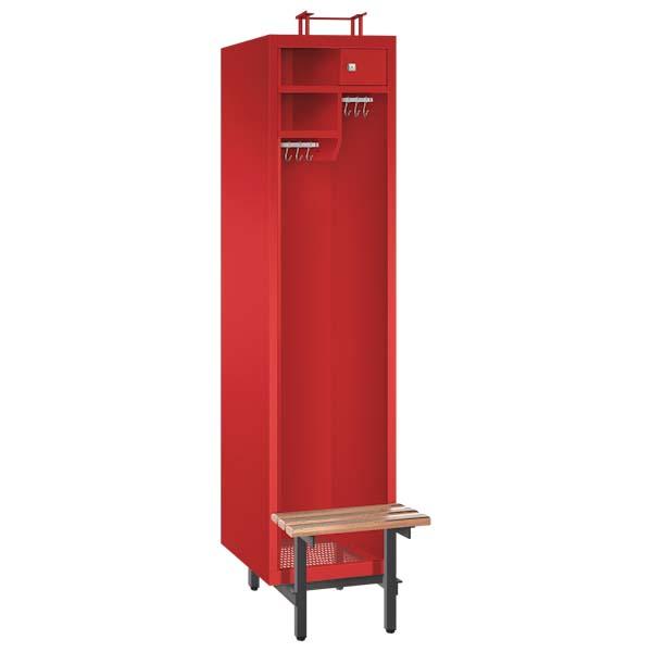 Ein feuerroter Feuerwehrschrank mit einem Abteil, einer Sitzbank, einem Helmständer und zwei Ablagefächern. Zusätzlich ein Wertfach mit Zylinderschloss und zwei Metallkleiderstangen mit Schiebehaken. Das Produkt steht vor einem weißen Hintergrund.