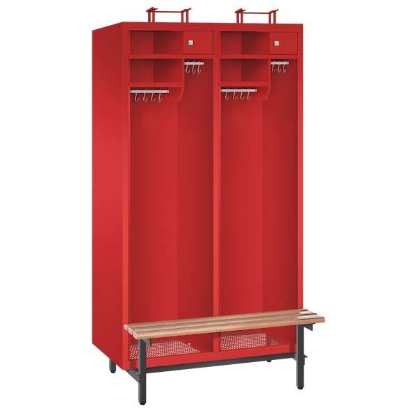 Ein feuerroter Feuerwehrschrank mit zwei Abteilen, einer Sitzbank, zwei Helmständern, vier Ablagefächern, zwei abschließbaren Wertfächern und vier Metallkleiderstangen mit Schiebehaken – präsentiert vor einem weißen Hintergrund.