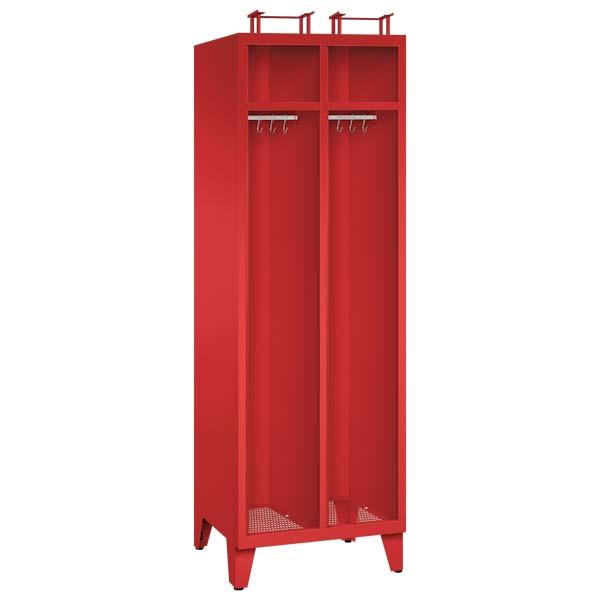Ein feuerroter Feuerwehrschrank mit zwei Abteilen, zwei Helmfächern, zwei Ablagefächern und zwei Kleiderstangen mit Kleiderhaken. Der Unterbau besteht aus Stahlblechfüßen. Das Produkt steht vor einem weißen Hintergrund.
