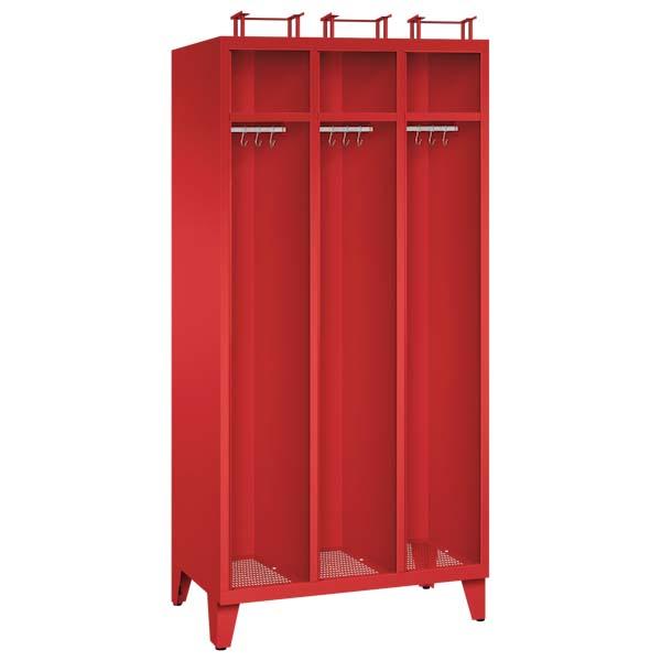 Ein feuerroter Feuerwehrschrank mit drei Abteilen, drei Helmfächern, drei Ablagefächern und drei Kleiderstangen mit Kleiderhaken. Der Unterbau besteht aus Stahlblechfüßen. Das Produkt steht vor einem weißen Hintergrund.