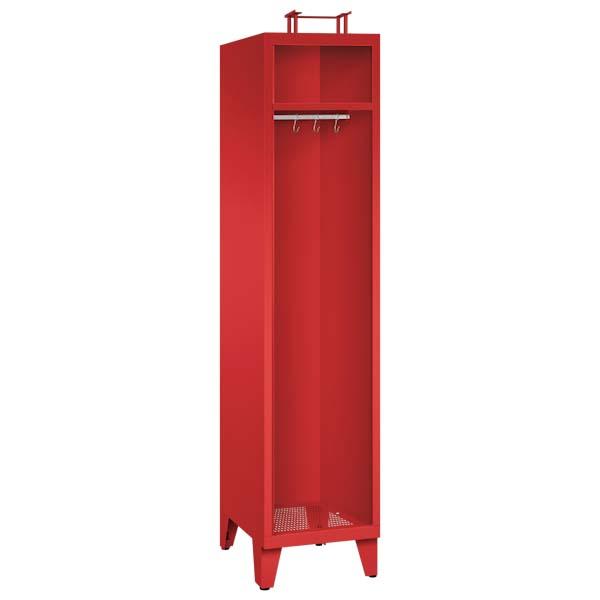 Ein feuerroter Feuerwehrschrank mit einem Abteil, einem Helmfach, einem Ablagefach und einer Kleiderstange mit Kleiderhaken. Der Unterbau besteht aus Stahlblechfüßen. Das Produkt steht vor einem weißen Hintergrund.