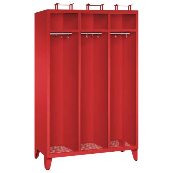 Ein feuerroter Feuerwehrschrank mit drei Abteilen, drei Helmfächern, drei Ablagefächern und drei Kleiderstangen mit Kleiderhaken. Der Unterbau besteht aus Stahlblechfüßen. Das Produkt steht vor einem weißen Hintergrund.