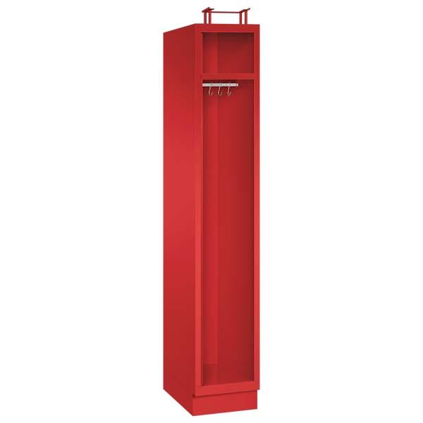 Ein feuerroter Feuerwehrschrank mit einem Abteil, einem Helmfach, einem Ablagefach und einer Kleiderstange mit Kleiderhaken. Der Unterbau besteht aus einem Stahlblechsockel. Das Produkt steht vor einem weißen Hintergrund.