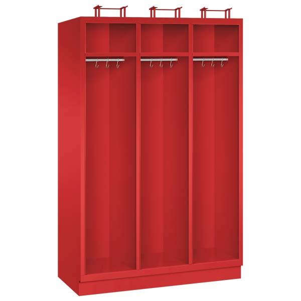 Ein feuerroter Feuerwehrschrank mit drei Abteilen, drei Helmfächern, drei Ablagefächern und drei Kleiderstangen mit Kleiderhaken. Der Unterbau besteht aus einem Stahlblechsockel. Das Produkt steht vor einem weißen Hintergrund.
