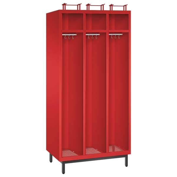 Ein feuerroter Feuerwehrschrank mit drei Abteilen, drei Helmfächern, drei Ablagefächern und drei Kleiderstangen mit Kleiderhaken. Der Unterbau besteht aus  Stahlrohrfüßen. Das Produkt steht vor einem weißen Hintergrund.