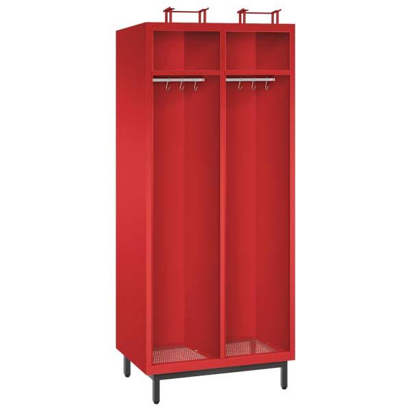 Ein feuerroter Feuerwehrschrank mit zwei Abteilen, zwei Helmfächern, zwei Ablagefächern und zwei Kleiderstangen mit Kleiderhaken. Der Unterbau besteht aus  Stahlrohrfüßen. Das Produkt steht vor einem weißen Hintergrund.