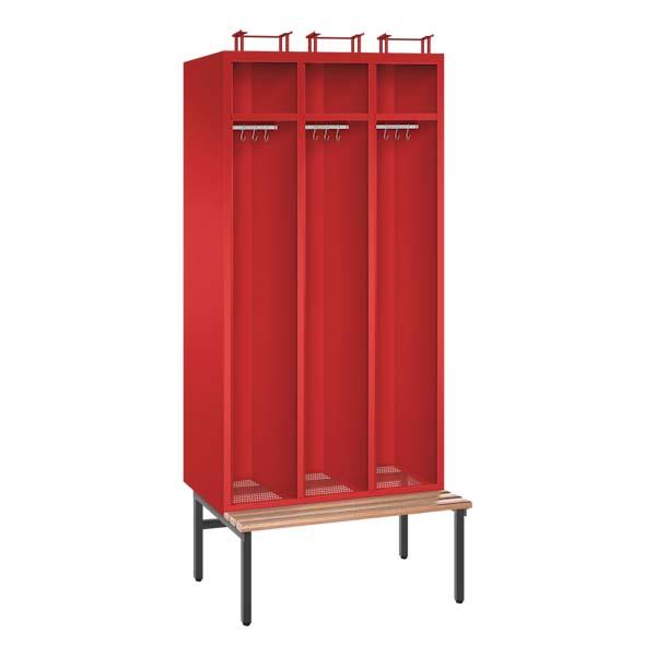 Ein feuerroter Feuerwehrschrank mit drei Abteilen, drei Helmfächern, drei Ablagefächern und drei Kleiderstangen mit Kleiderhaken. Der Unterbau besteht aus einer unter- & vorgebauten Sitzbank. Das Produkt steht vor einem weißen Hintergrund.