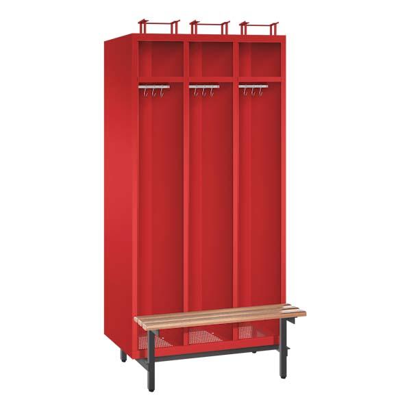 Ein feuerroter Feuerwehrschrank mit drei Abteilen, drei Helmfächern, drei Ablagefächern und drei Kleiderstangen mit Kleiderhaken. Der Unterbau besteht aus Stahlrohrfüßen & einer vorgebauten Sitzbank. Das Produkt steht vor einem weißen Hintergrund.