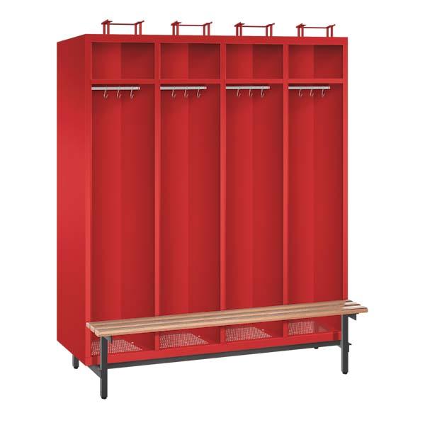 Ein feuerroter Feuerwehrschrank mit vier Abteilen, vier Helmfächern, vier Ablagefächern und vier Kleiderstangen mit Kleiderhaken. Der Unterbau besteht aus Stahlrohrfüßen & einer vorgebauten Sitzbank. Das Produkt steht vor einem weißen Hintergrund.