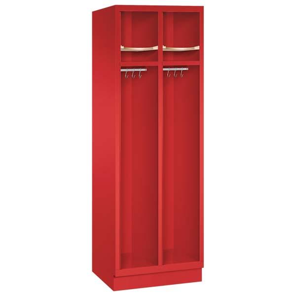 Ein feuerroter Feuerwehrschrank mit zwei Abteilen. Der Spind verfügt über Helmböden, Kleiderstangen mit Kleiderhaken sowie Ablageböden. Das Produkt steht vor einem weißen Hintergrund.