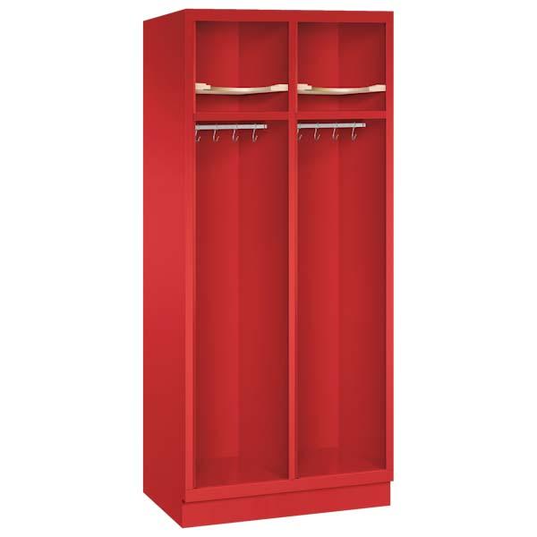 Ein feuerroter Feuerwehrschrank mit zwei Abteilen. Der Spind verfügt über Helmböden, Kleiderstangen mit Kleiderhaken sowie Ablageböden. Das Produkt steht vor einem weißen Hintergrund.