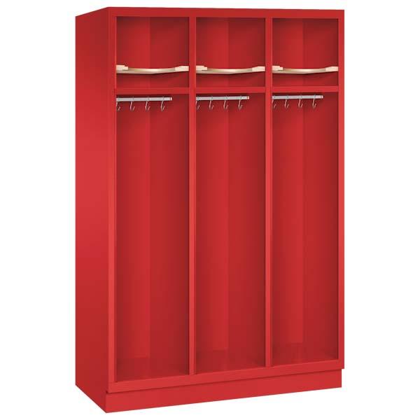 Ein feuerroter Feuerwehrschrank mit drei Abteilen. Der Spind verfügt über Helmböden, Kleiderstangen mit Kleiderhaken sowie Ablageböden. Das Produkt steht vor einem weißen Hintergrund.