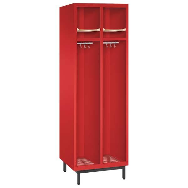 Ein feuerroter Feuerwehrschrank mit zwei Abteilen. Der Spind steht auf Stahlrohrfüßen und verfügt über Helmböden, Kleiderstangen mit Kleiderhaken sowie Ablageböden. Das Produkt steht vor einem weißen Hintergrund.