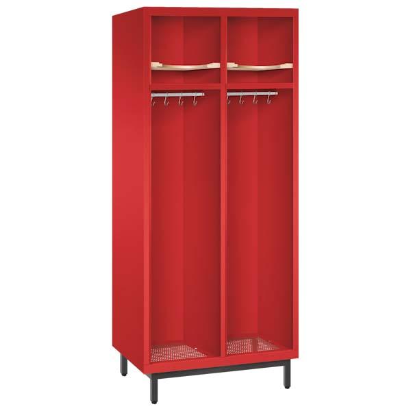 Ein feuerroter Feuerwehrschrank mit zwei Abteilen. Der Spind steht auf Stahlrohrfüßen und verfügt über Helmböden, Kleiderstangen mit Kleiderhaken sowie Ablageböden. Das Produkt steht vor einem weißen Hintergrund.