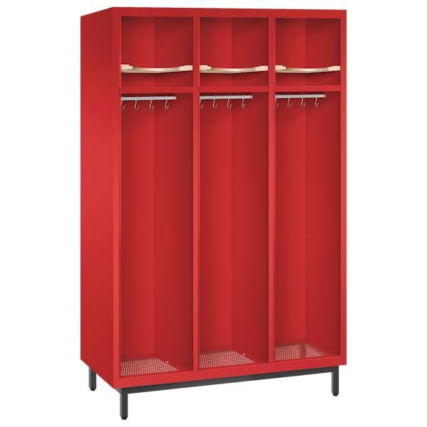Ein feuerroter Feuerwehrschrank mit drei Abteilen. Der Spind steht auf Stahlrohrfüßen und verfügt über Helmböden, Kleiderstangen mit Kleiderhaken sowie Ablageböden. Das Produkt steht vor einem weißen Hintergrund.