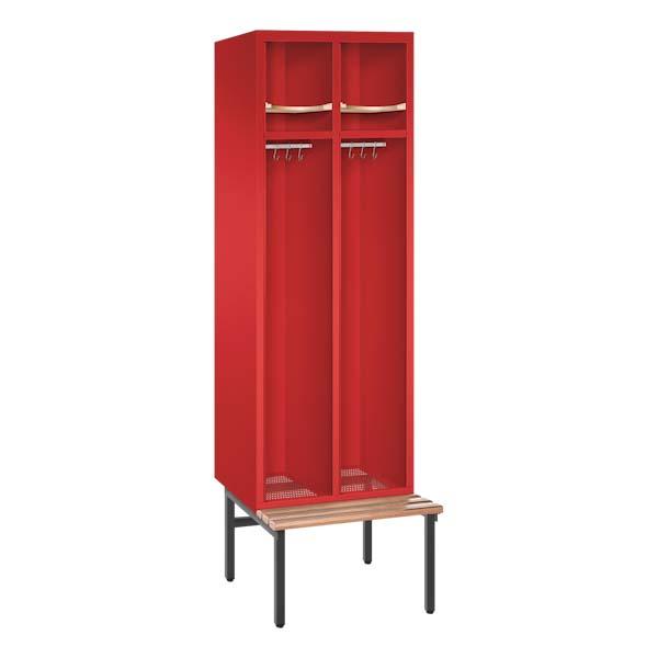 Ein feuerroter Feuerwehrschrank mit zwei Abteilen. Der Spind steht auf Stahlrohrfüßen und verfügt über Helmböden, Kleiderstangen mit Kleiderhaken, Ablageböden und Sitzbänke. Das Produkt steht vor einem weißen Hintergrund.