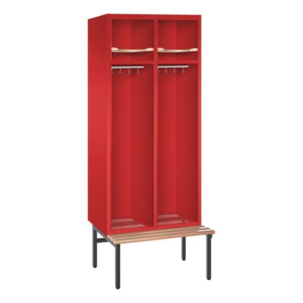 Ein feuerroter Feuerwehrschrank mit zwei Abteilen. Der Spind steht auf Stahlrohrfüßen und verfügt über Helmböden, Kleiderstangen mit Kleiderhaken, Ablageböden und Sitzbänke. Das Produkt steht vor einem weißen Hintergrund.