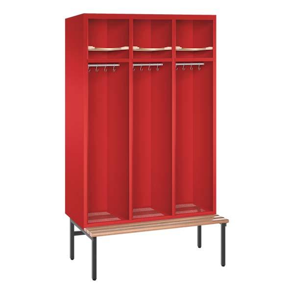Ein feuerroter Feuerwehrschrank mit drei Abteilen. Der Spind steht auf Stahlrohrfüßen und verfügt über Helmböden, Kleiderstangen mit Kleiderhaken, Ablageböden und Sitzbänke. Das Produkt steht vor einem weißen Hintergrund