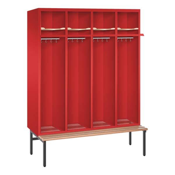 Ein feuerroter Feuerwehrschrank mit vier Abteilen. Der Spind steht auf Stahlrohrfüßen und verfügt über Helmböden, Kleiderstangen mit Kleiderhaken, Ablageböden und Sitzbänke. Das Produkt steht vor einem weißen Hintergrund.