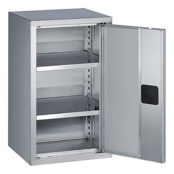Edelstahl-Hängeschrank mit einer geöffneten Edelstahltür und einem Zylinderschloss. Im Inneren besitzt der Schrank 2 höhenverstellbare Fachböden. Der Schrank steht vor einem weißen Hintergrund.