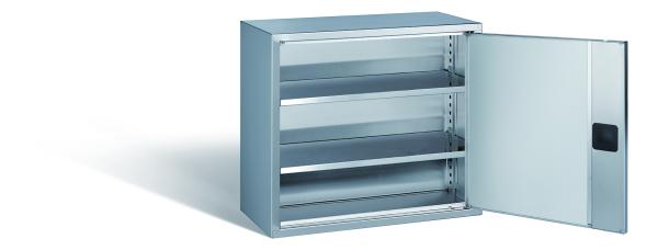 Edelstahl-Hängeschrank mit einer geöffneten Edelstahltür und einem Zylinderschloss. Im Inneren besitzt der Schrank 2 höhenverstellbare Fachböden. Der Schrank steht vor einem weißen Hintergrund.