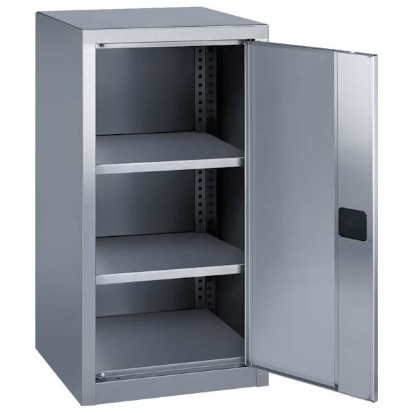 Edelstahl-Flügeltürschrank mit einer geöffneten Edelstahltür und einem Zylinderschloss. Im Inneren besitzt der Schrank 2 höhenverstellbare Fachböden. Der Schrank steht vor einem weißen Hintergrund.