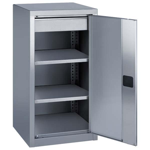 Edelstahl-Flügeltürschrank mit einer geöffneten Edelstahltür und einem Zylinderschloss. Im Inneren besitzt der Schrank 2 höhenverstellbare Fachböden und eine Schublade. Der Schrank steht vor einem weißen Hintergrund.