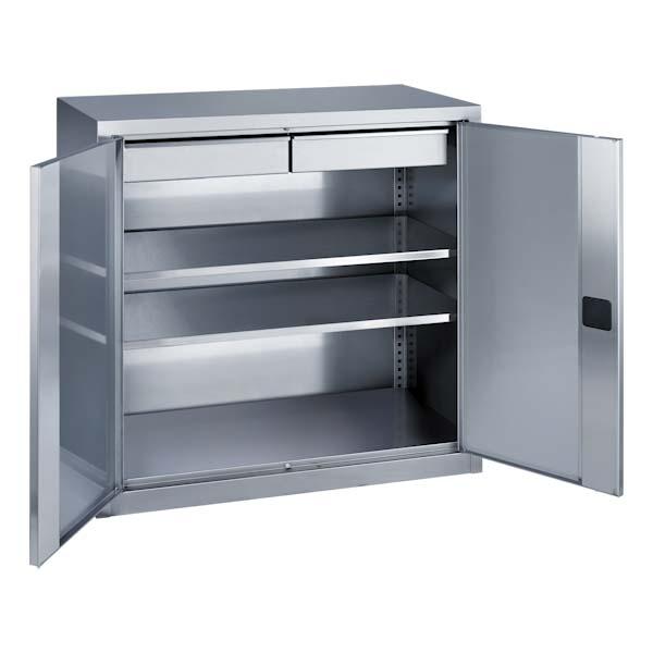 Edelstahl-Flügeltürschrank mit zwei geöffneten Edelstahltür und einem Zylinderschloss. Im Inneren besitzt der Schrank 2 höhenverstellbare Fachböden und Schubladen. Der Schrank steht vor einem weißen Hintergrund.