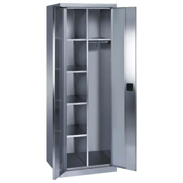 Edelstahl-Kleider-Wäscheschrank mit zwei geöffneten Edelstahltüren und einem Zylinderschloss. Im Inneren besitzt der Schrank auf der linken Seite 4 Fachböden, auf der rechten Seite einen Hutboden. Der Schrank steht vor einem weißen Hintergrund.