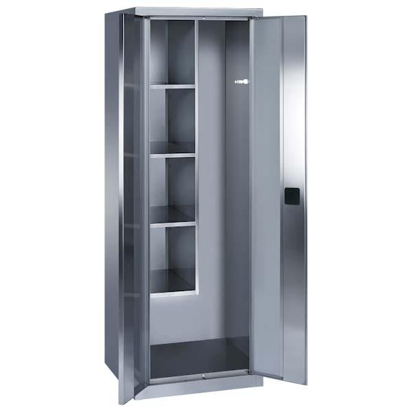 Edelstahl-Putzmittelschrank mit zwei geöffneten Edelstahltüren und einem Zylinderschloss. Im Inneren besitzt der Schrank links 4 Fachböden, rechts 2 Besenhalter. Der Schrank steht vor einem weißen Hintergrund.