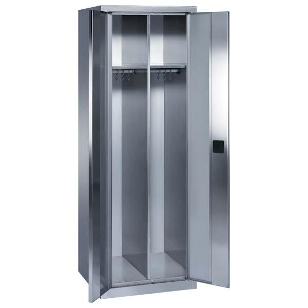 Edelstahl-Kleiderschrank mit zwei geöffneten Edelstahltüren und einem Zylinderschloss. Im Inneren besitzt der Schrank zwei Hutboden. Der Schrank steht vor einem weißen Hintergrund.