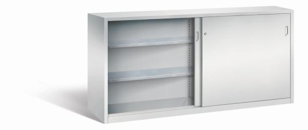 Lichtgrauer Schiebetürenschrank mit Zylinderschloss. Die linke Tür ist geöffnet, die rechte geschlossen. Höhenverstellbarer Boden für flexible Lagerung. Das Produkt steht vor einem weißen Hintergrund.