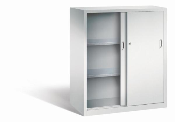 Lichtgrauer Schiebetürenschrank mit Zylinderschloss. Die linke Tür ist geöffnet, die rechte geschlossen. Höhenverstellbarer Boden für flexible Lagerung. Das Produkt steht vor einem weißen Hintergrund.